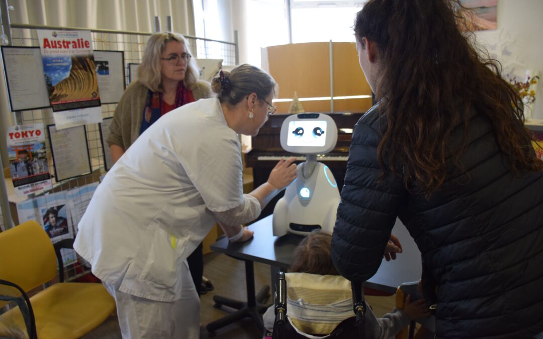 Don de l’association Grain de Sel : un robot Buddy pour les enfants à Perharidy